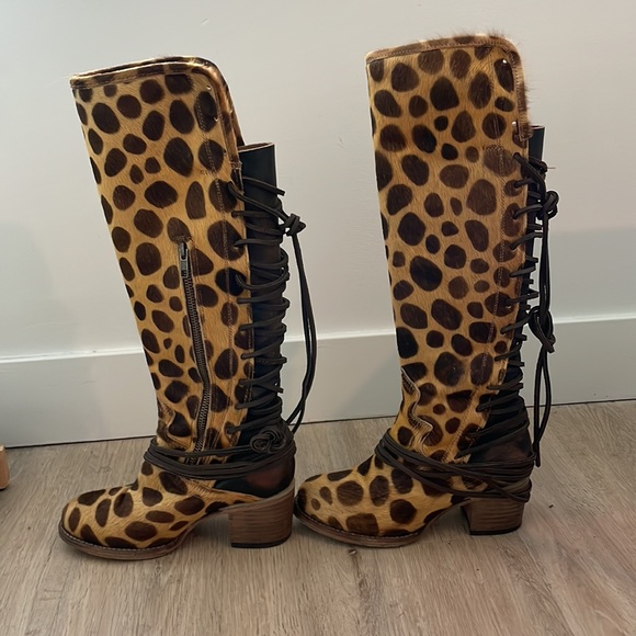 Free bird giraffe print boots size 6